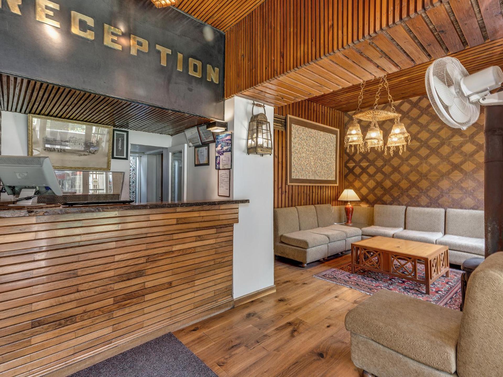 de 100 m² con 1 habitación/es y 1 baño/s de uso privado, en Pahalgām Exterior foto
